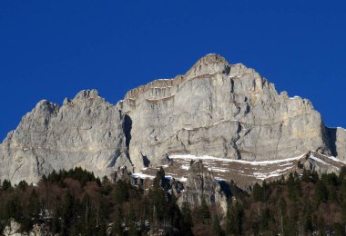 Walensee Gölü ve İsviçre 'nin Walenstadtberg kasabası (Die Steilen Felsgipfel der Churfirst stengruppe des Walensee, Schweiz) üzerindeki Churfirsten dağ sırasının dik kayalıkları.)