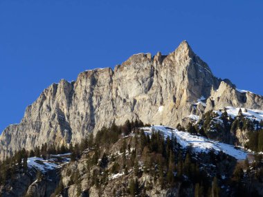 Walensee Gölü ve İsviçre 'nin Walenstadtberg kasabası (Die Steilen Felsgipfel der Churfirst stengruppe des Walensee, Schweiz) üzerindeki Churfirsten dağ sırasının dik kayalıkları.)