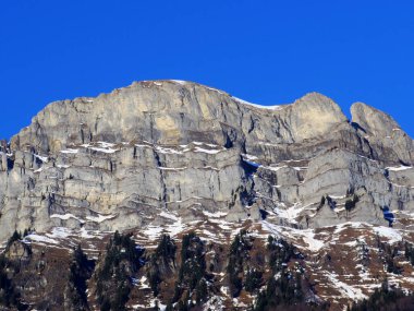 Walensee Gölü ve İsviçre 'nin Walenstadtberg kasabası (Die Steilen Felsgipfel der Churfirst stengruppe des Walensee, Schweiz) üzerindeki Churfirsten dağ sırasının dik kayalıkları.)