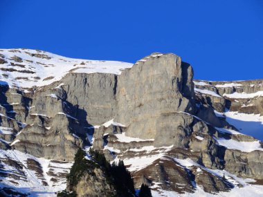Walensee Gölü ve İsviçre 'nin Walenstadtberg kasabası (Die Steilen Felsgipfel der Churfirst stengruppe des Walensee, Schweiz) üzerindeki Churfirsten dağ sırasının dik kayalıkları.)
