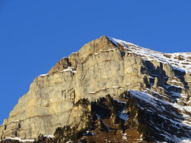 Walensee Gölü ve İsviçre 'nin Walenstadtberg kasabası (Die Steilen Felsgipfel der Churfirst stengruppe des Walensee, Schweiz) üzerindeki Churfirsten dağ sırasının dik kayalıkları.)