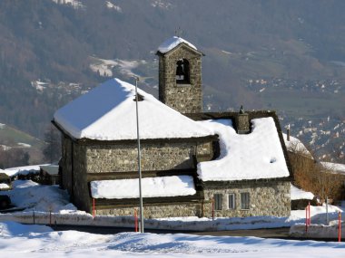 Kardeş Klaus 'un Walenstadtberg Kilisesi, Walenstadt Gölü veya Walenstadt Gölü (Walensee) ve İsviçre Alpleri - Walenstadtberg, İsviçre (Kapelle Bruder Klaus - Walenstadtberg, Schweiz)