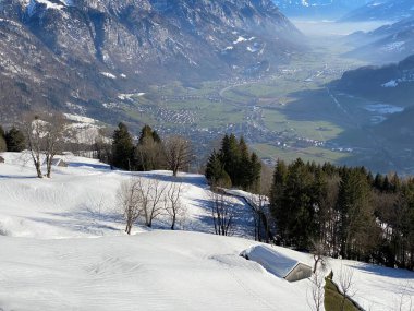 Walensee Gölü ve Walenstadtberg arasındaki Seeztal nehri boyunca uzanan geniş bir alt çam vadisinde kış atmosferi - İsviçre 'nin St. Gallen Kantonu (Schweiz)