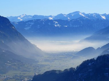 Walensee Gölü ve Walenstadtberg arasındaki Seeztal nehri boyunca uzanan geniş bir alt çam vadisinde kış atmosferi - İsviçre 'nin St. Gallen Kantonu (Schweiz)