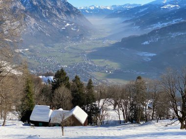 Walensee Gölü ve Walenstadtberg arasındaki Seeztal nehri boyunca uzanan geniş bir alt çam vadisinde kış atmosferi - İsviçre 'nin St. Gallen Kantonu (Schweiz)