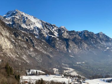 Walensee Gölü ve Walenstadtberg arasındaki Seeztal nehri boyunca uzanan geniş bir alt çam vadisinde kış atmosferi - İsviçre 'nin St. Gallen Kantonu (Schweiz)