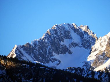Walen Gölü veya Walenstadt Gölü (Walensee) üzerinde ve İsviçre Alpleri 'nde, Walenstadtberg - İsviçre' nin St. Gallen Kantonu 'nda (Schweiz)