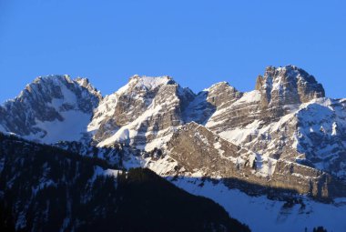 Walen Gölü veya Walenstadt Gölü (Walensee) üzerinde ve İsviçre Alpleri 'nde, Walenstadtberg - İsviçre' nin St. Gallen Kantonu 'nda (Schweiz)