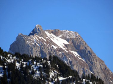 Walen Gölü veya Walenstadt Gölü (Walensee) üzerinde ve İsviçre Alpleri 'nde, Walenstadtberg - İsviçre' nin St. Gallen Kantonu 'nda (Schweiz)
