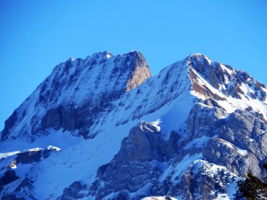 Walen Gölü veya Walenstadt Gölü (Walensee) üzerinde ve İsviçre Alpleri 'nde, Walenstadtberg - İsviçre' nin St. Gallen Kantonu 'nda (Schweiz)