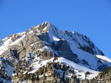 Walen Gölü veya Walenstadt Gölü (Walensee) üzerinde ve İsviçre Alpleri 'nde, Walenstadtberg - İsviçre' nin St. Gallen Kantonu 'nda (Schweiz)