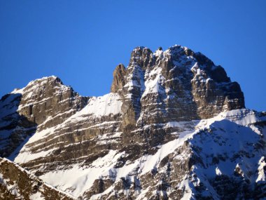 Walen Gölü veya Walenstadt Gölü (Walensee) üzerinde ve İsviçre Alpleri 'nde, Walenstadtberg - İsviçre' nin St. Gallen Kantonu 'nda (Schweiz)