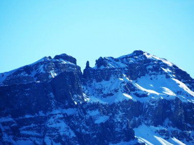 Walen Gölü veya Walenstadt Gölü (Walensee) üzerinde ve İsviçre Alpleri 'nde, Walenstadtberg - İsviçre' nin St. Gallen Kantonu 'nda (Schweiz)