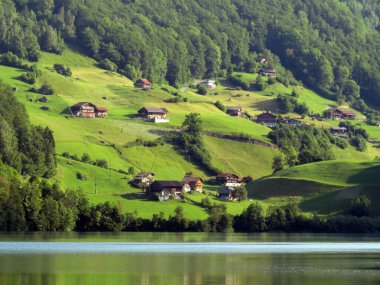 Lungern Gölü kıyısındaki geleneksel kırsal mimari ve aile çiftlik hayvanları çiftlikleri - İsviçre 'nin Obwald Kantonu (Geleneksel Architektur am Ufer des Lungernsees - Schweiz)