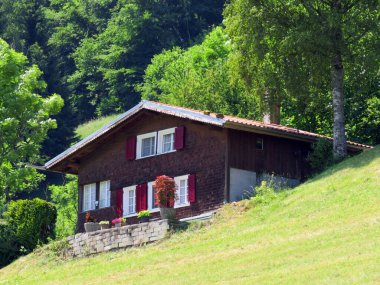 Lungern Gölü kıyısındaki geleneksel kırsal mimari ve aile çiftlik hayvanları çiftlikleri - İsviçre 'nin Obwald Kantonu (Geleneksel Architektur am Ufer des Lungernsees - Schweiz)