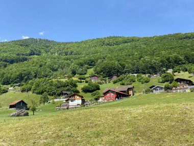 Lungern Gölü kıyısındaki geleneksel kırsal mimari ve aile çiftlik hayvanları çiftlikleri - İsviçre 'nin Obwald Kantonu (Geleneksel Architektur am Ufer des Lungernsees - Schweiz)