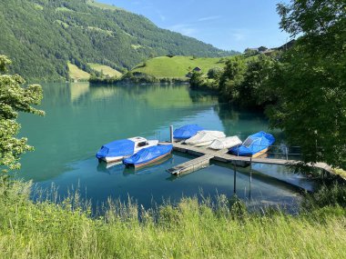Lungerersee ya da Lungerersee Gölü 'ndeki botlar - İsviçre Obwald Kantonu (Schifffahrt auf dem Naturstausee Lungernsee - Kanton Obwalden, Schweiz)