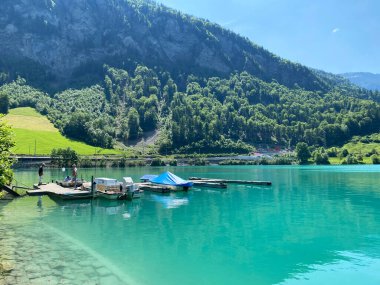 Lungerersee ya da Lungerersee Gölü 'ndeki botlar - İsviçre Obwald Kantonu (Schifffahrt auf dem Naturstausee Lungernsee - Kanton Obwalden, Schweiz)