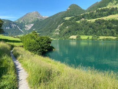 Lungern Gölü ya da Lungernsee doğal rezervuarı boyunca gezinme yerleri - İsviçre 'nin Obwald Kantonu (Spazierwege entlang des Lungererses - Kanton Obwalden, Schweiz)