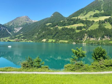 Lungern Gölü ya da Lungernsee doğal rezervuarı boyunca gezinme yerleri - İsviçre 'nin Obwald Kantonu (Spazierwege entlang des Lungererses - Kanton Obwalden, Schweiz)