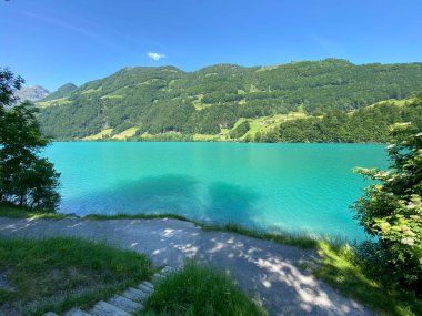 Lungern Gölü ya da Lungernsee doğal rezervuarı boyunca gezinme yerleri - İsviçre 'nin Obwald Kantonu (Spazierwege entlang des Lungererses - Kanton Obwalden, Schweiz)