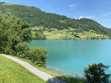 Lungern Gölü ya da Lungernsee doğal rezervuarı boyunca gezinme yerleri - İsviçre 'nin Obwald Kantonu (Spazierwege entlang des Lungererses - Kanton Obwalden, Schweiz)