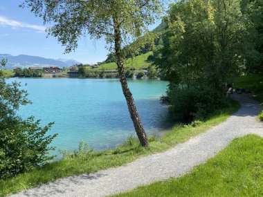 Lungern Gölü ya da Lungernsee doğal rezervuarı boyunca gezinme yerleri - İsviçre 'nin Obwald Kantonu (Spazierwege entlang des Lungererses - Kanton Obwalden, Schweiz)