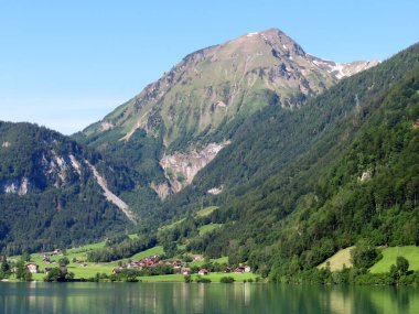 Alpine Peak Wilerhorn (2005 m.) Lungern Gölü 'nün üzerinde veya Lungernsee' nin doğal rezervuarı - Obwalden Kantonu, İsviçre (Alpengipfel Wilerhorn ueber dem Lungerersee - Kanton Obwald, Schweiz)