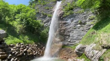Dundelbachfall II veya Dundelbach deresi üzerinde daha alçak şelale - Obwalden Kantonu, İsviçre (Dundelbachfall 2 der untere Wasserfall am Dundelbach - Kanton Obwald, Schweiz)