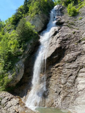 Dundelbachfall I veya Dundelbach deresinin yukarısındaki şelale - Obwalden Kantonu, İsviçre (Dundelbachfall 1 der obere Wasserfall am Dundelbach - Kanton Obwald, Schweiz)