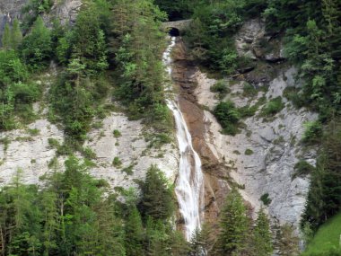 Dundelbachfall I veya Dundelbach deresinin yukarısındaki şelale - Obwalden Kantonu, İsviçre (Dundelbachfall 1 der obere Wasserfall am Dundelbach - Kanton Obwald, Schweiz)