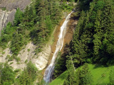 Dundelbachfall I veya Dundelbach deresinin yukarısındaki şelale - Obwalden Kantonu, İsviçre (Dundelbachfall 1 der obere Wasserfall am Dundelbach - Kanton Obwald, Schweiz)