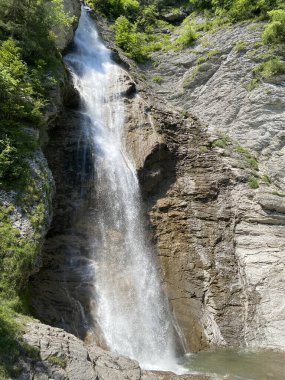 Dundelbachfall I veya Dundelbach deresinin yukarısındaki şelale - Obwalden Kantonu, İsviçre (Dundelbachfall 1 der obere Wasserfall am Dundelbach - Kanton Obwald, Schweiz)