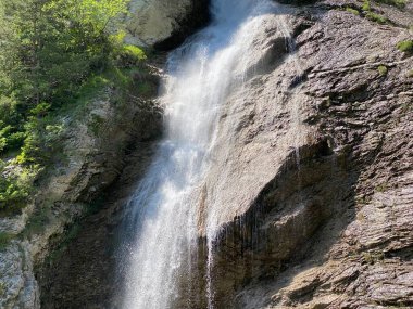 Dundelbachfall I veya Dundelbach deresinin yukarısındaki şelale - Obwalden Kantonu, İsviçre (Dundelbachfall 1 der obere Wasserfall am Dundelbach - Kanton Obwald, Schweiz)