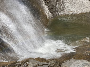 Dundelbachfall I veya Dundelbach deresinin yukarısındaki şelale - Obwalden Kantonu, İsviçre (Dundelbachfall 1 der obere Wasserfall am Dundelbach - Kanton Obwald, Schweiz)