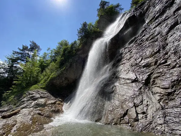 Dundelbachfall I veya Dundelbach deresinin yukarısındaki şelale - Obwalden Kantonu, İsviçre (Dundelbachfall 1 der obere Wasserfall am Dundelbach - Kanton Obwald, Schweiz)