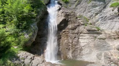 Dundelbachfall I veya Dundelbach deresinin yukarısındaki şelale - Obwalden Kantonu, İsviçre (Dundelbachfall 1 der obere Wasserfall am Dundelbach - Kanton Obwald, Schweiz)