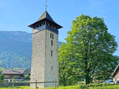 (Die alte Kirche Lungern, Alter Kirchturm oder Aussichtsturm am Naturstausee Lungernsee - Schweiz)