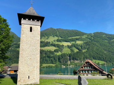 (Die alte Kirche Lungern, Alter Kirchturm oder Aussichtsturm am Naturstausee Lungernsee - Schweiz)