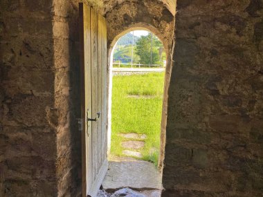 (Die alte Kirche Lungern, Alter Kirchturm oder Aussichtsturm am Naturstausee Lungernsee - Schweiz)