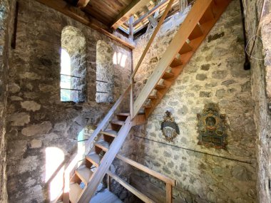 (Die alte Kirche Lungern, Alter Kirchturm oder Aussichtsturm am Naturstausee Lungernsee - Schweiz)