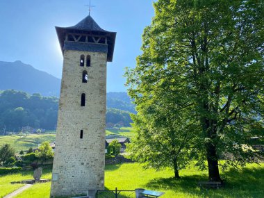 (Die alte Kirche Lungern, Alter Kirchturm oder Aussichtsturm am Naturstausee Lungernsee - Schweiz)