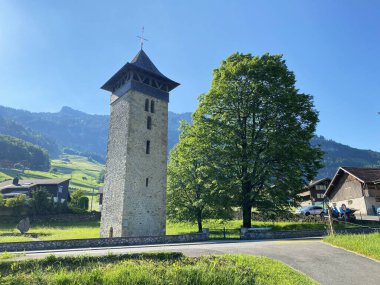 (Die alte Kirche Lungern, Alter Kirchturm oder Aussichtsturm am Naturstausee Lungernsee - Schweiz)