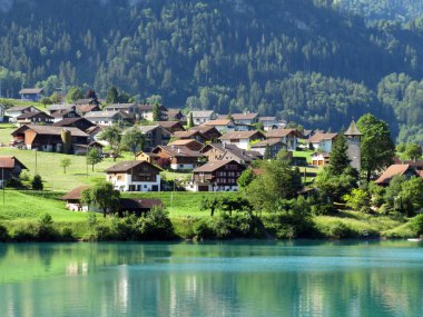 Lungernsee Gölü veya Lungernsee Gölü kıyısındaki tarım ve turistik yerleşim birimi - Obwalden Kantonu, İsviçre (Naturstausee Lungernsee oder Lungerensee)