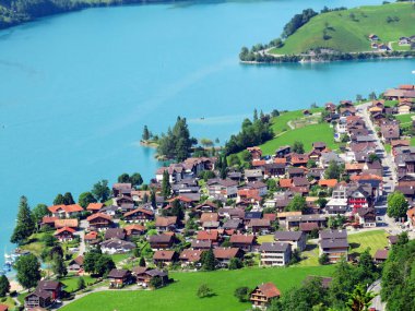 Lungernsee Gölü veya Lungernsee Gölü kıyısındaki tarım ve turistik yerleşim birimi - Obwalden Kantonu, İsviçre (Naturstausee Lungernsee oder Lungerensee)