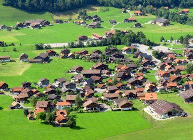 Lungernsee Gölü veya Lungernsee Gölü kıyısındaki tarım ve turistik yerleşim birimi - Obwalden Kantonu, İsviçre (Naturstausee Lungernsee oder Lungerensee)
