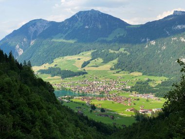 Lungernsee Gölü veya Lungernsee Gölü kıyısındaki tarım ve turistik yerleşim birimi - Obwalden Kantonu, İsviçre (Naturstausee Lungernsee oder Lungerensee)