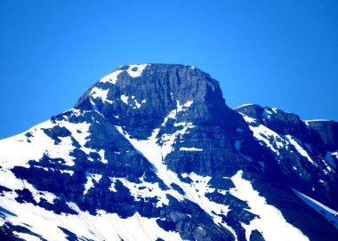 Karlı Alp zirvelerinin doğal su deposu Lungernsee Gölü kıyılarından ya da Obwalden Kantonu, İsviçre (Kanton Obwald, Schweiz)