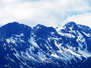 Karlı Alp zirvelerinin doğal su deposu Lungernsee Gölü kıyılarından ya da Obwalden Kantonu, İsviçre (Kanton Obwald, Schweiz)
