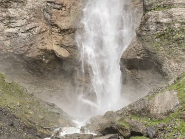 Lauibachfall Şelalesi veya Lauibach Şelalesi Alp Vadisi Lauital - Obwalden Kantonu, İsviçre (Lauibach Wasserfall - Kanton Obwald, Schweiz)